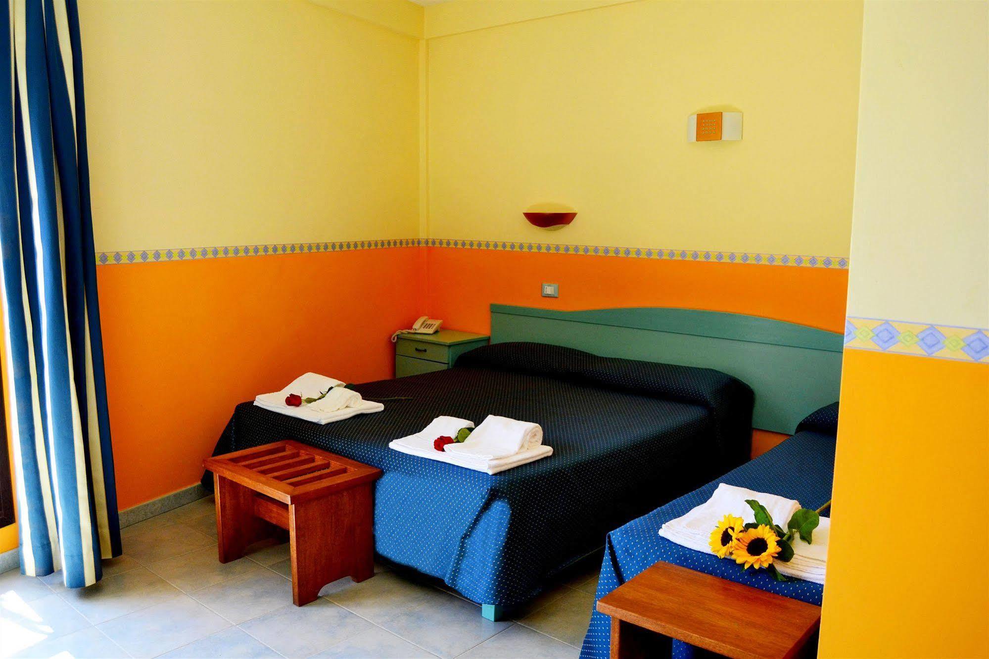 Hotel Costa Antiga Кастелсардо Екстериор снимка