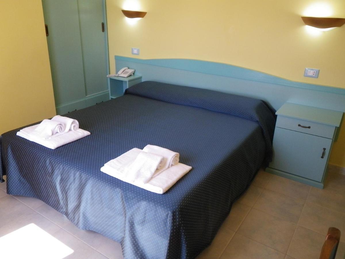Hotel Costa Antiga Кастелсардо Екстериор снимка